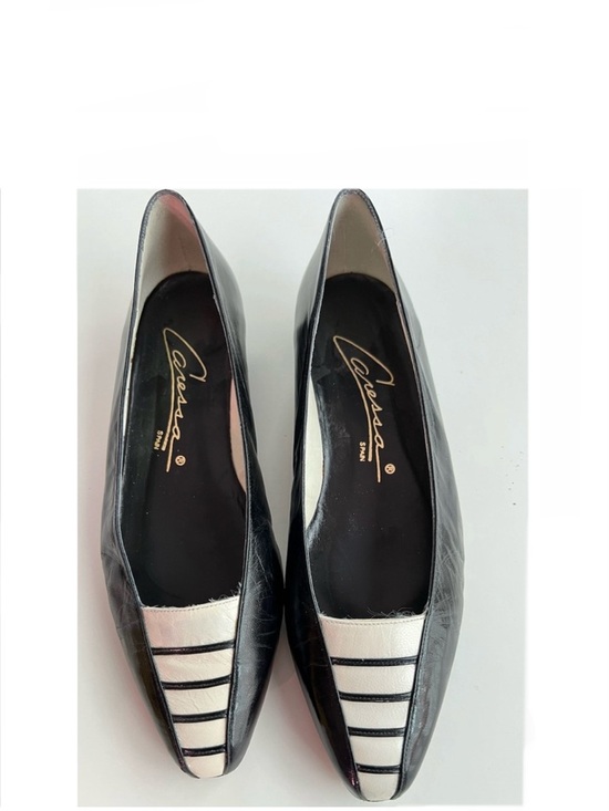 caressa Shoes - Off-white & black leather flat shoes • modern geo design • from Spain